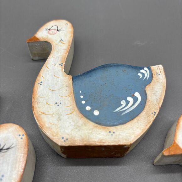 Vintage Wooden Geese Set of 4 Hand Painted Farmhouse Folk Art Mother w/ Babies - Picture 5 of 12